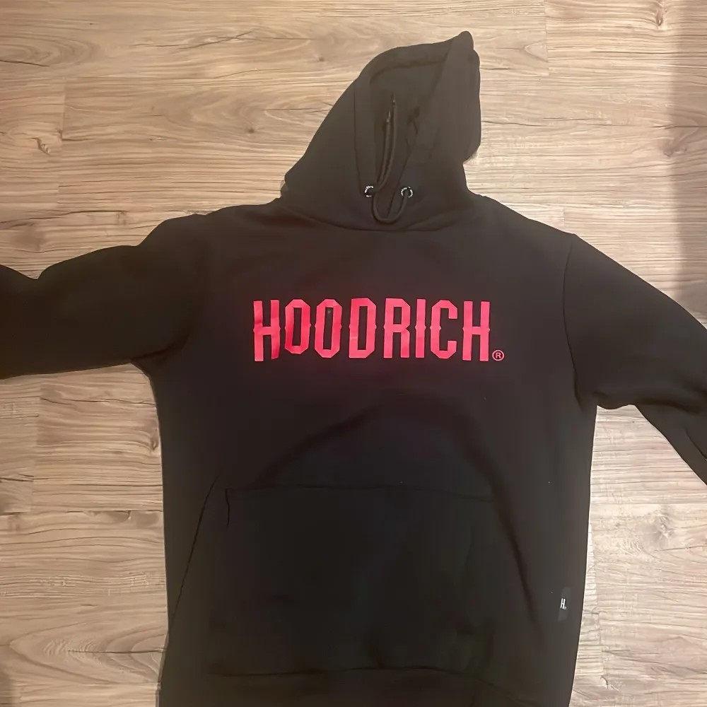 Säljer min Hoodrich hoodie som jag har vuxit ur skötsamt använd storlek XS pris 400 inga skador eller problem med den varan är redo att hämtas eller fraktas . Hoodies.