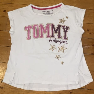 Tommy hilfiger - Tommy hilfiger baby tee! Kommer från 2010 så är perfekt för den viben och lite mer 2000 och y2k