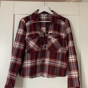 Skjorta ONLY - Rutig skjorta från ONLY. Super snygg att ha som en overshirt🌟 Knappt använd så i väldigt bra skick💘