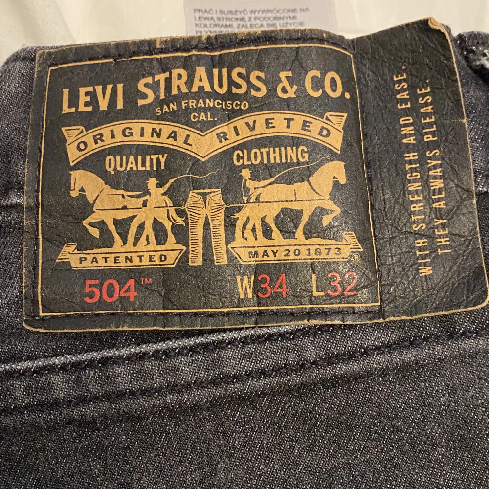Säljer ett par äldre/ vintage Levis 504 som är i fint skick.  Har aldrig använt dom då dom är för stora. . Jeans & Byxor.