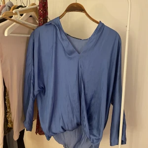 Blus ljusblå - Köpt för längesen på Zara, siden material