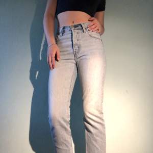 Blå 501 Levis crop jeans, har inga skador och passar bra på mig som är en size S.  Online pris 1099kr. https://www.levi.com/SE/sv_SE/klader/dam/501-levis-crop-jeans/p/362000124 Tack