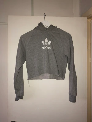 Adidas tröja - Andnöd ett par gånger men är för liten nu