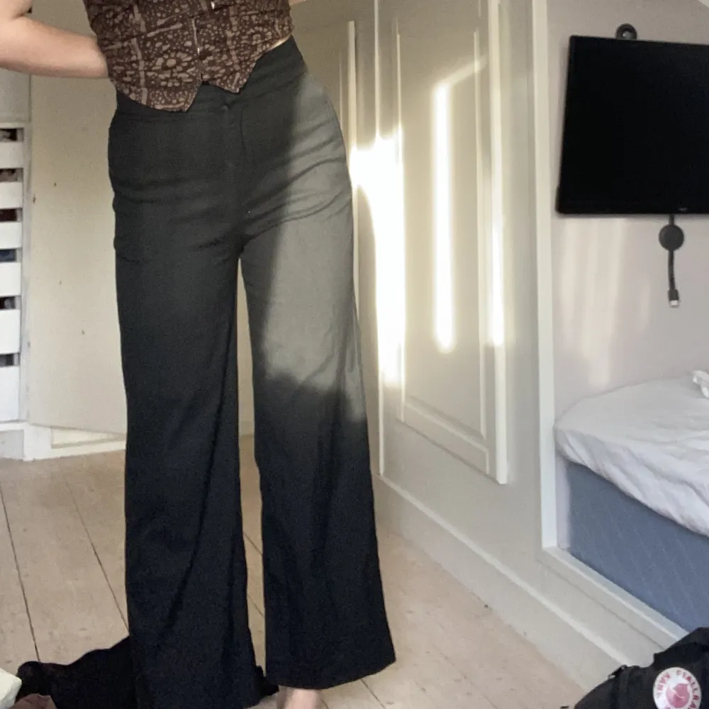 Svarta kostymbyxor i storlek 36 från Lindex💛kontakta mig vid köp eller frågor💛. Jeans & Byxor.