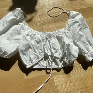 Topp med puffärm! Väldigt cottagecore/Svensk sommar! Supersöt ihop med kjol eller shorts!