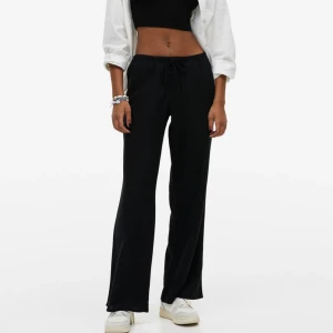 Hm linnebyxor - Säljer mina linnebyxor från hm i storlek S  då de inte kommer till användning längre! Buda från 200kr exklusive frakt 🥰