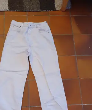Ett par vita jeans strl 31/32 bra skick. Ny pris ca 600 kr.