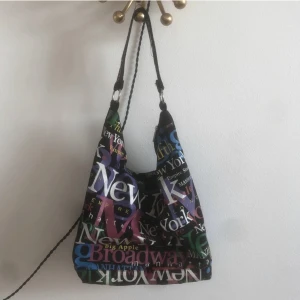 NYC väska - Köpt här på plick, kom ej till någon användning :( skriv gärna frågor! 🩷