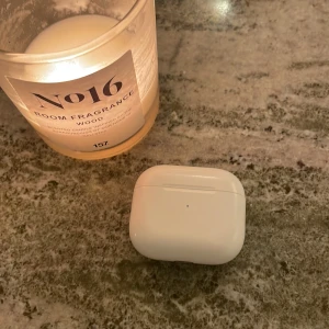 Airpods-skal gen 3 - Knappt använt skal som jag säljer då mina airpods är borta, går att koppla till alla airpods💕💕priset kan diskuteras 