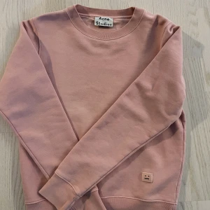 Sweatshirt - Jag säljer denna tröjan då den inte kommer till användning. Tröjan är i jättefint skick och bara använd fåtal gånger. Frakten ingår inte i priset nedan.