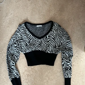 Stickad tröja - Superfin zebra mönstrad stickad tröja!