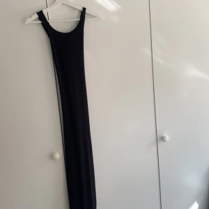Klänning - Midiklänning från nakd med så fin skurning i ryggen. Storlek M