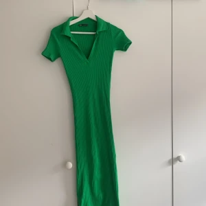 Klänning - Grön midiklänning från zara. Oanvänd storlek M