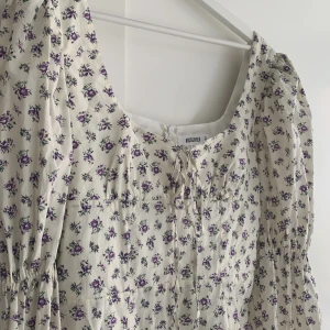 Klänning - Säljer världens finaste klänning från missguided. Endast använd en gång på studentkvällen. Storlek 40 men mer som en 38 i storleken. Superfina puffärmar och knytning vid kupan. 