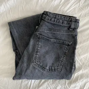 Säljer dessa jeans, högmidjade med slits! Inga defekter.  Betalning sker via swish!