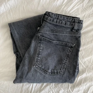 Zara jeans - Säljer dessa jeans, högmidjade med slits! Inga defekter.  Betalning sker via swish!