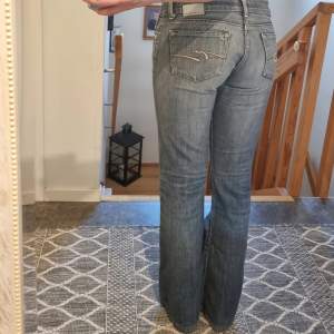 Super snygga lowwaisted cross jeans i stl W29 L32  Midjemått: 82 Innerbenslängd: 80 