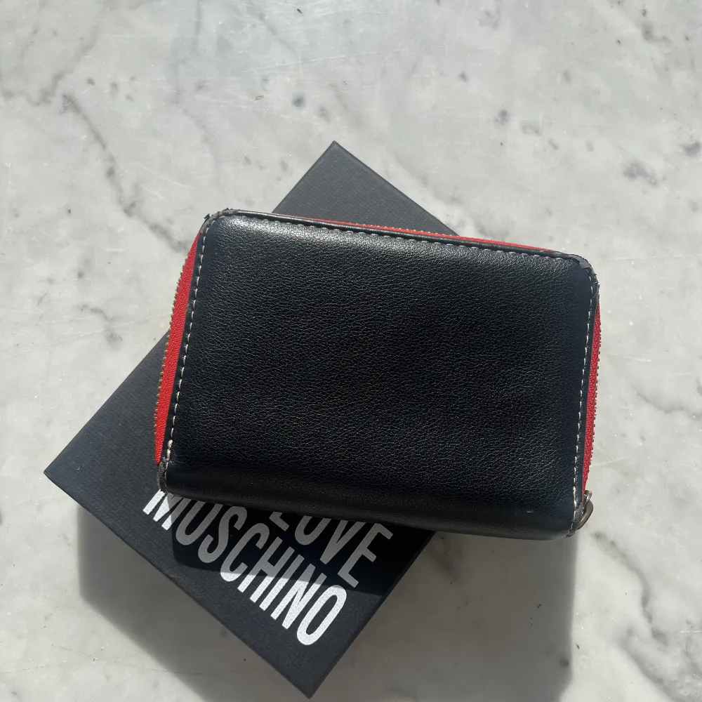 Superfin plånbok köpt på Zalando men har tyvärr inte användning för den längre. Lite sliten i kanterna som den blir av användning annars superfin! Kartong medföljer💗. Väskor.
