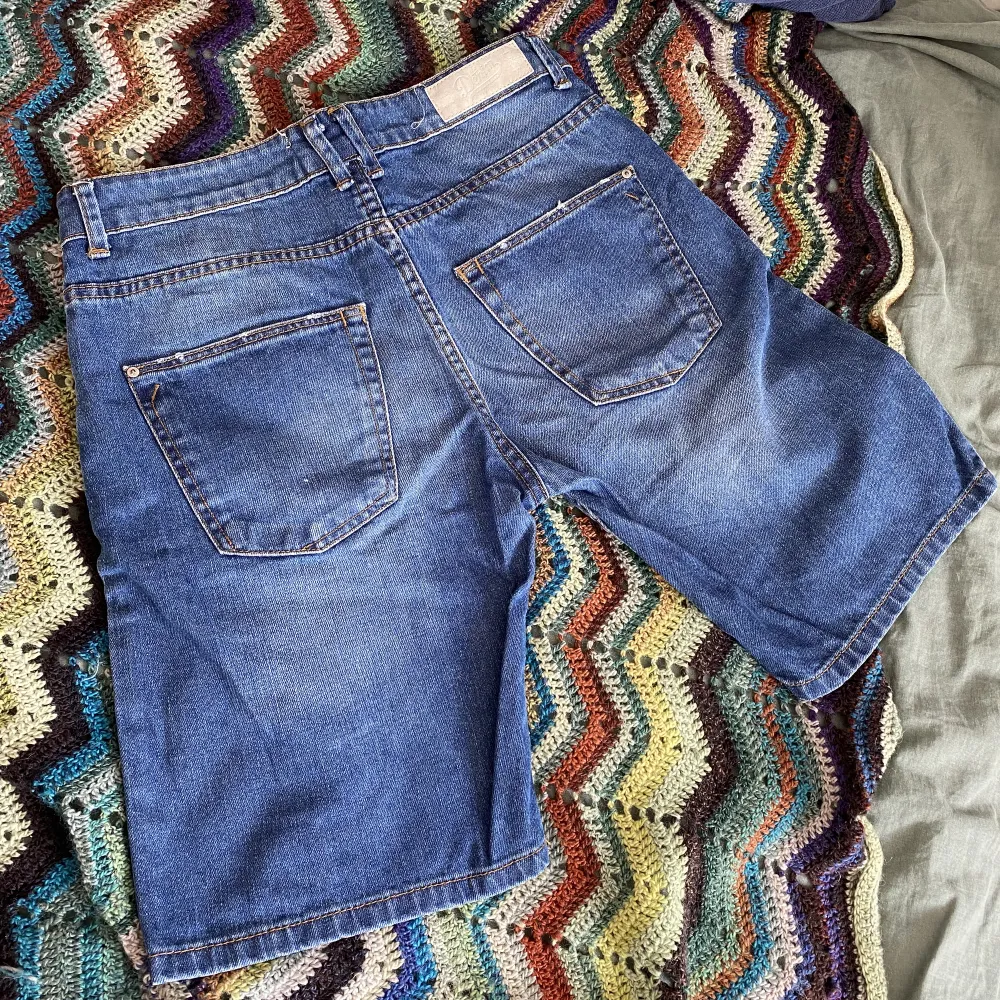 Långa shorts från Zara i strl 40 och väldigt bra skick!   Pris kan diskuteras, men köparen står för frakt :) . Shorts.