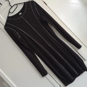 Klänning  - Svart klänning med vita ränder. Från H&M.  Mjuk och skön. 