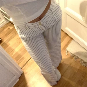 Linnebyxor - Randiga linnebyxor i 100% linne, perfekta till sommaren! Storlek S men skulle säga att dom är XS-S. 