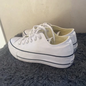Converse  - Säljer dessa converse med hög sula. De är använda ca 5 ggr. 