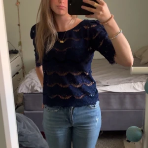 Marinblå spetströja - Jätte fin spetströja i marinblå, det står storlek M på etiketten men skulle säga att det är mer som en S. Den har även en fin öppen rygg. Mycket bra skick💞🫶🏼