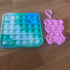 Leksaker  - En är från Lekia och den andra var en present till mina syskon. Den Rosa är ny.