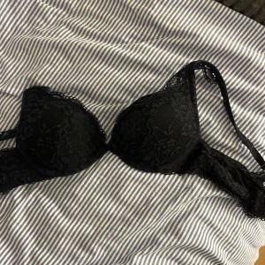 Bh - svart bh som är för liten för mig, det är push up och är i bra kvalitet. skriv privat för fler bilder och mer information!💗