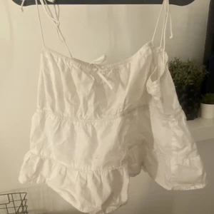 H&M topp - Super fin topp ifrån H&M 🌸 den har dock en liten fläck, (som jag tog kort på). 