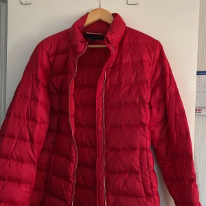 Tommy hilfiger jacka - Använd ett par gånger men ändå i bra skick Liten XL passar L mer