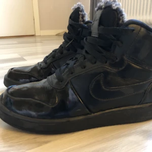 Skor - Fina Nike skor, st 37,5, fint skick inte mycket andvända 