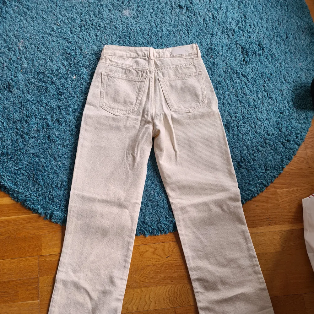 Ett par beiga jeans från BikBok. Aldrig använda. För små för mig samt för korta då jag är 164 cm.   Storleken är 26 i midjan och skulle säga ungefär 32 i längden.. Jeans & Byxor.