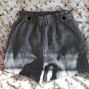 Shorts - Jättefina rutiga shorts som ger en dark academia vibe!
