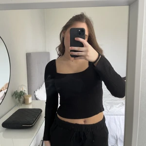 Topp lindex - Så söt topp från Lindex som är ribbad och har små puffärmar! Storlek S och knappt använd! Säljer en likadan i röd!