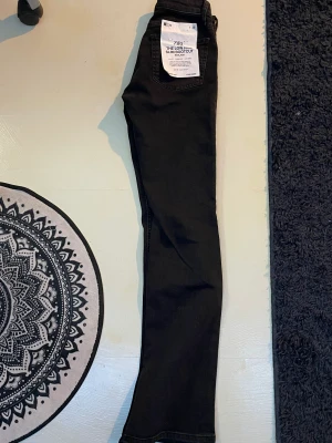 Svarta bootcut (34) - Jag säljer då ett par helt nya Zara jeans då dem inte passade på mig. Eftersom dem är helt nya (dem kom idag på posten) så tänker jag att jag vill sälja dem för 400 kr inkl frakt! Hör av er om ni är intresserade!