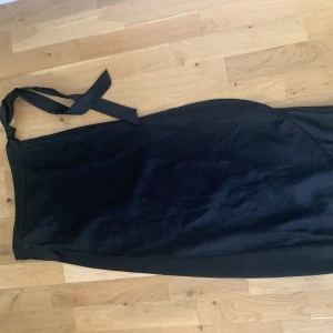 Medling kjol (svart) - Satinkjol i storlek: 36