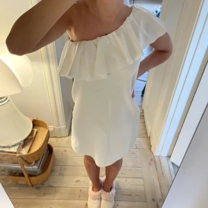 Såååå fin klänning - Jättefin vit klänning, i fint skick! Perfekt till student eller i sommar😍