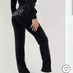 Byte - Säljer nu mina svarta juicy courture med text. Använda fåtal gånger och är i bra skick. Säljer eller så byter jag dom gärna mot ett likadan men i strl S.