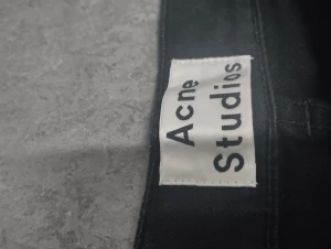 Acne Studios  - Acne Jeans passar för 172, använda inte de. Om du vill ha flera bilder eller du har frågor du kan skriva till mig 🤗💛