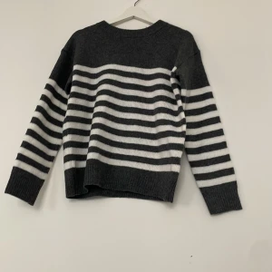 Grå stickad tröja - En randig stickad tröja, från zalando. Aldrig använd då den var för liten för mig. 