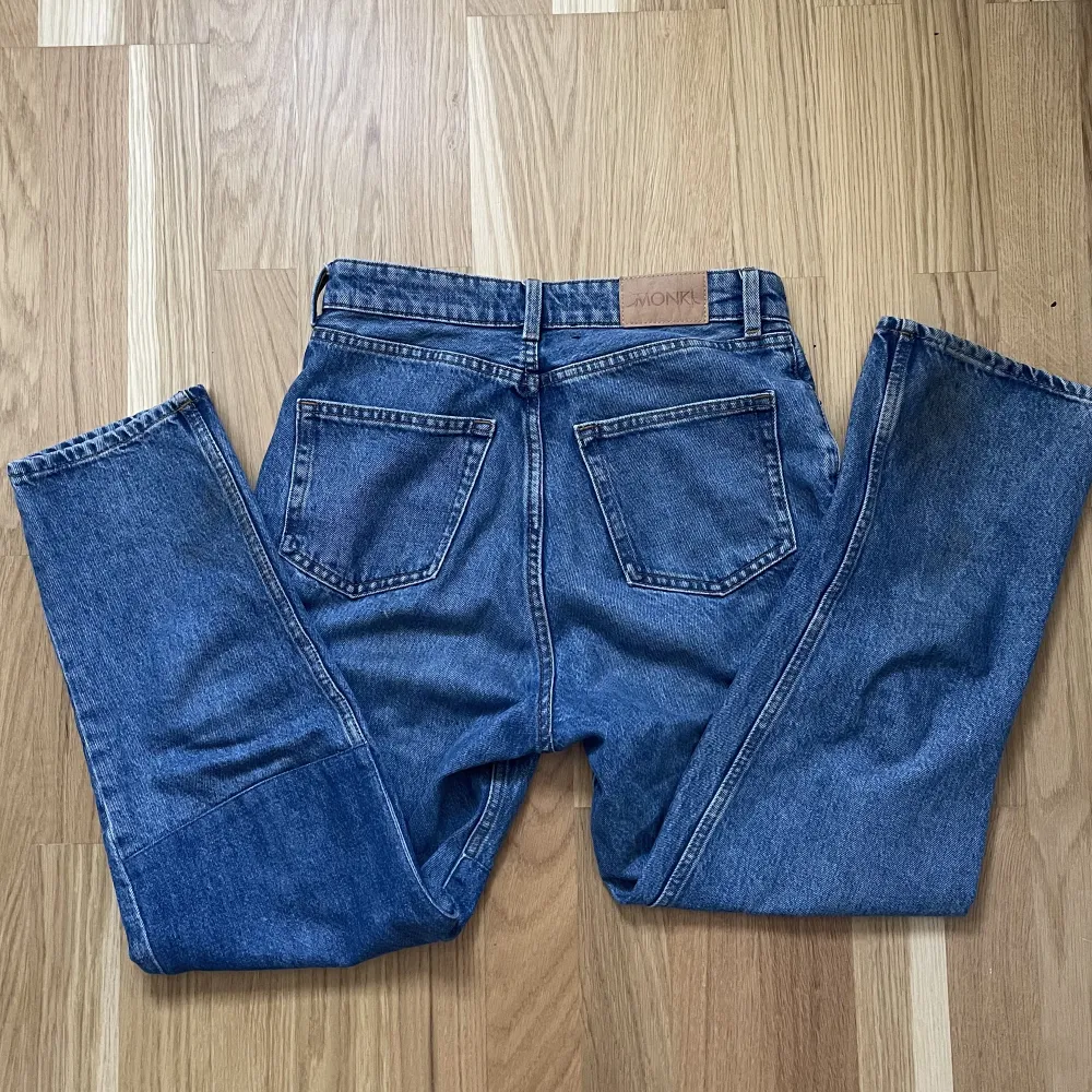 Blå jeans från monki i storlek 26. Använde mycket förut, men tyvärr inte längre ❤️. Jeans & Byxor.