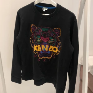Kenzo tröja storlek S - Säljer min kenzo tröja använd ett par gånger skick 8/10 pris går att diskutera.