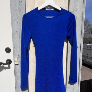 Blå klänning från NA-KD - Säljer min superfina klänning som tyvärr inte kommit till användning mer än 1 gång. Köpt för något år sedan från NA-KD. Den är väldigt skön i materialet och stretchig, storlek XS 💖 Bara att skriva vid frågor/funderingar eller fler bilder 🥰