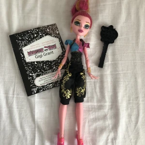 Monster High Docka Gigi Grant  - Gigi i fint befintligt skick, allt i bilden ingår! ^^ Glue seepage tho. Kan mötas upp i Lund annars kan d skickas om frakten betalas av köparen :3 swish betalning och ba dm om det är nåt!!