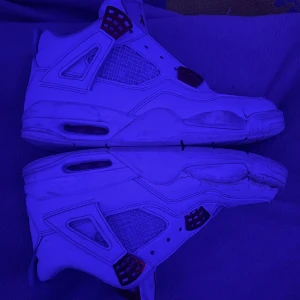 Jordan 4 metallic red - Hej, säljer mina väl använda men äkta Jordan 4 metallic Red, skicket är kanske 5/10 då jag behövt fixa med sulan och allt, men funkar perfekt som ”beaters” eller som display i rummet. Ingen box men nya laces och äkthets bevis från end finns!