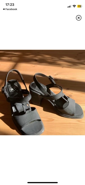 90’s klackskor - Fina 90’s mattsvarta klackskor i storlek 39. Det har släppt lite i sulan men det går säkert att limma om man stör sig, annars inget jag har tänkt på. I bra skick! 