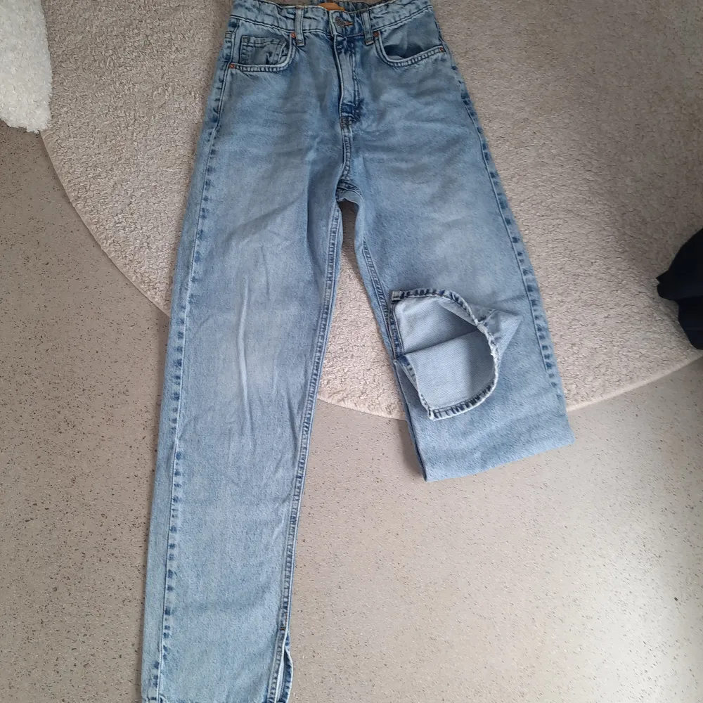 Säljer mina högmidjade jeans med slits från Young Gina. De är justerbara i midjan. Säljer för att de är lite för korta på mig som är 162. Lite använda men i superbra skick. Inga defekter eller något. Köparen står för frakten. Tryck inte på köp nu.. Jeans & Byxor.