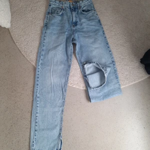 Jeans - Säljer mina högmidjade jeans med slits från Young Gina. De är justerbara i midjan. Säljer för att de är lite för korta på mig som är 162. Lite använda men i superbra skick. Inga defekter eller något. Köparen står för frakten. Tryck inte på köp nu.
