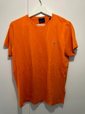 T-shirt Gant - Oanvänd  Storlek S orange 